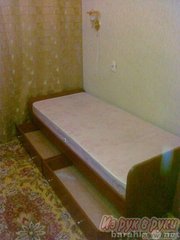 1.5-спальная кровать с матрацем с двумя выдвижными ящиками