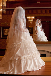 Свадебное платье из элитной коллекции  с ручной вышивкой и шлейфом    
