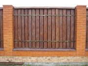 Забор из состаренного дерева с элементами художественной ковки